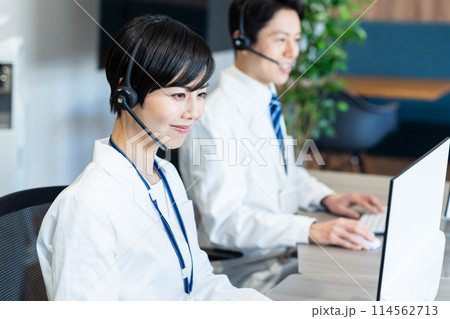 白衣を着た医療関係者のオペレーター 114562713