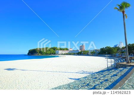 【和歌山県】快晴の南紀白浜温泉の白良浜 114562823
