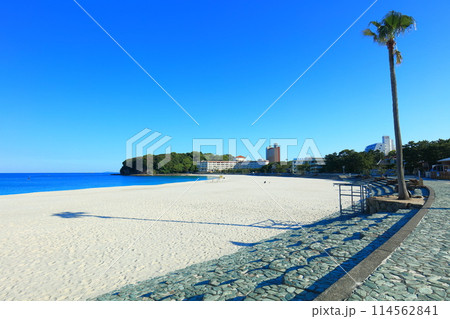 【和歌山県】快晴の南紀白浜温泉の白良浜 114562841