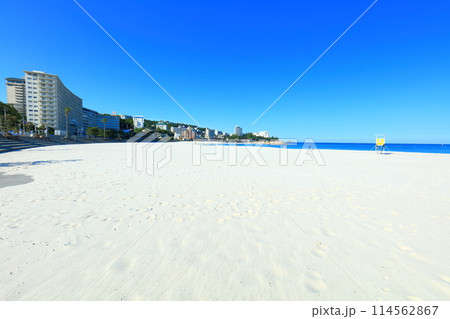 【和歌山県】快晴の南紀白浜温泉の白良浜 114562867