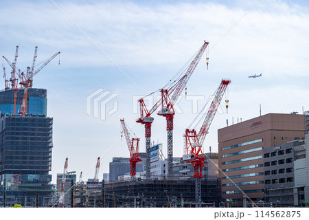 建設中のクレーンと建設現場のある風景 高輪ゲートウェイ周辺 2024.04　a-1 114562875