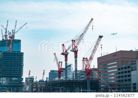 建設中のクレーンと建設現場のある風景 高輪ゲートウェイ周辺 2024.04　a-3 ライトカラー 114562877