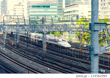 東京の鉄道風景 在来線と並行する東海道新幹線 暖色寒色強調 東京の鉄道風景 在来線と並行する東海道新幹線 暖色寒色強調 114562995