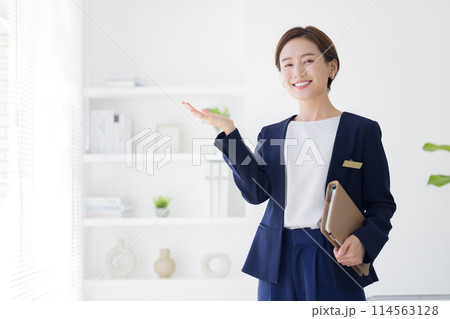 ビジネス 接客をするスーツを着た女性 ビジネス 接客をするスーツを着た女性 114563128