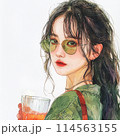 ジュースを飲むサングラスの女性 114563155