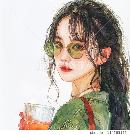 ジュースを飲むサングラスの女性 ジュースを飲むサングラスの女性 114563155