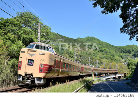 伯備線のカーブを颯爽と駆け抜ける陰陽連絡特急やくも号です 114563169