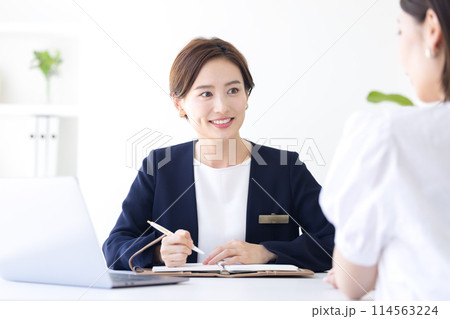 ビジネス 接客をするスーツを着た女性 ビジネス 接客をするスーツを着た女性 114563224