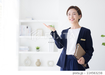 ビジネス　スーツを着た女性のポートレート 114563238