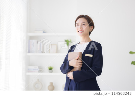 ビジネス　スーツを着た女性のポートレート 114563243