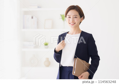 ビジネス　スーツを着た女性のポートレート 114563248