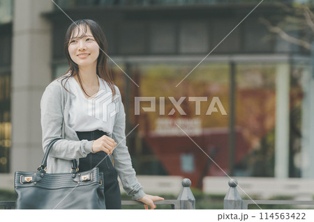 都会にいる笑顔が可愛い20代女性 114563422