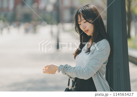 待ち合わせ場所に先に着いたOL 114563427