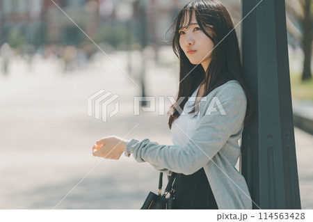 待ち合わせ場所に先に着いたOL 114563428