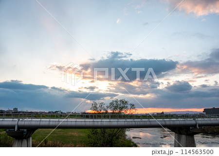 橋梁と夕空 114563500