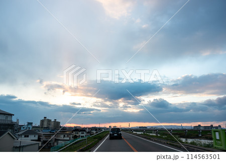 河川敷を走る車と夕空 河川敷を走る車と夕空 114563501