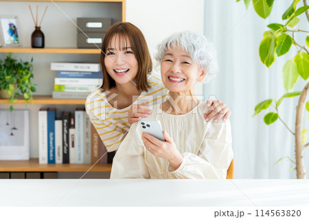 スマホを操作するシニア女性 スマホを操作するシニア女性 114563820