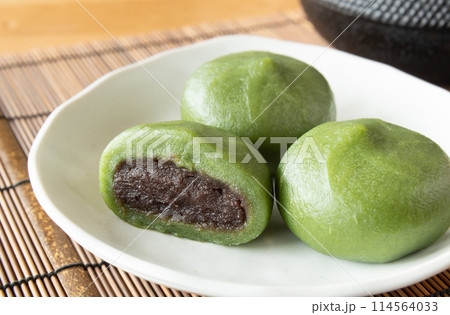 草餅でおやつ 春のよもぎ餅 和菓子 草餅でおやつ 春のよもぎ餅 和菓子 114564033