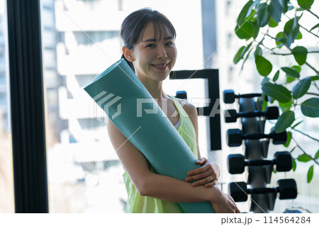 スポーツジムでトレーニングする若い女性 スポーツジムでトレーニングする若い女性 114564284