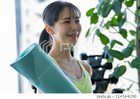 スポーツジムでトレーニングする若い女性 スポーツジムでトレーニングする若い女性 114564290