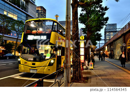 東京駅丸の内南口のはとバス乗り場夕景 東京駅丸の内南口のはとバス乗り場夕景 114564345