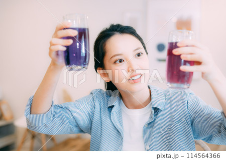 バタフライピーでカラーチェンジを楽しむ女性 バタフライピーでカラーチェンジを楽しむ女性 114564366