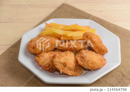 一口カツとポテトフライ 114564798