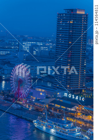 神戸ポートタワーから見た夜の海に浮かぶ船 神戸ポートタワーから見た夜の海に浮かぶ船 114564811