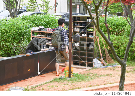 公園の黄土道専用の靴置き場 公園の黄土道専用の靴置き場 114564945