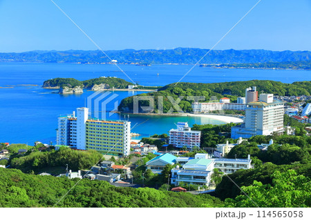 【和歌山県】平草原展望台から見た快晴の南紀白浜温泉街 114565058