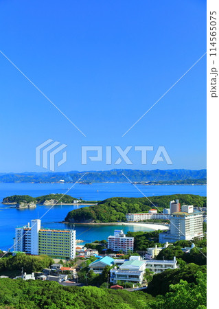 【和歌山県】平草原展望台から見た快晴の南紀白浜温泉街 114565075