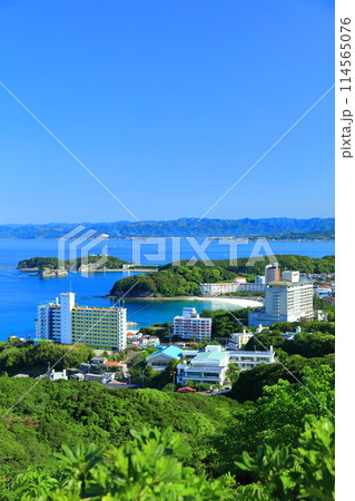 【和歌山県】平草原展望台から見た快晴の南紀白浜温泉街 114565076