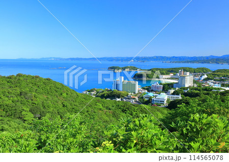 【和歌山県】平草原展望台から見た快晴の南紀白浜温泉街 114565078