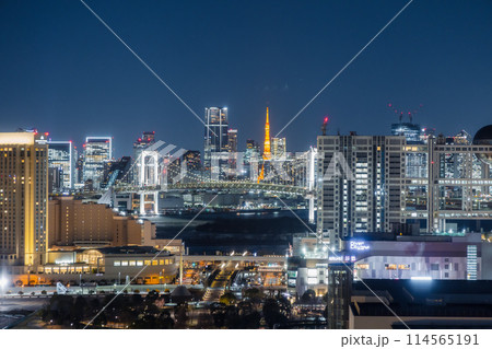 テレコムセンタービルから眺めるレインボーブリッジと高層ビル群 114565191