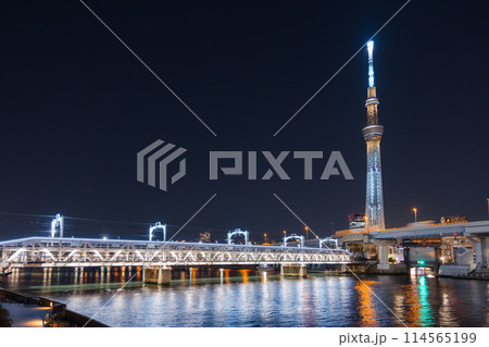 隅田川から見たスカイツリーと夜景 114565199