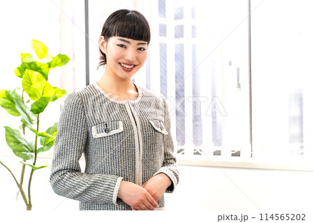女性秘書 114565202