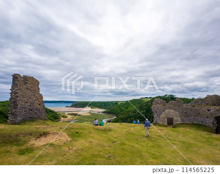 丘の上の城跡から砂浜を見渡す (イギリス、ウェールズ、ペンナルド) 114565225