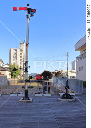 氷見線末端部から眺めた氷見駅に停車するキハ40と信号機のモニュメント 氷見線末端部から眺めた氷見駅に停車するキハ40と信号機のモニュメント 114566067
