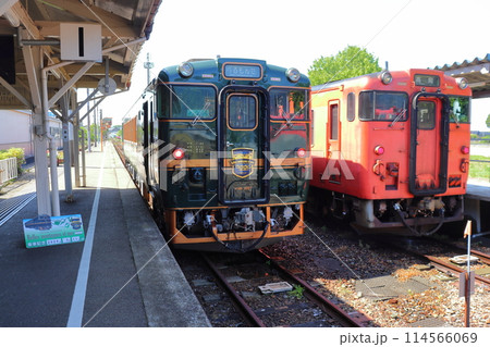 城端駅に停車するべるもんたとキハ40 114566069