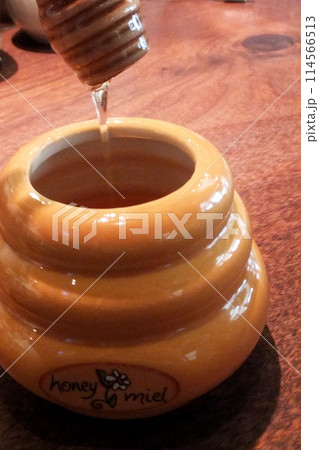 蜂蜜をスプーンですくったハチミツ 114566513