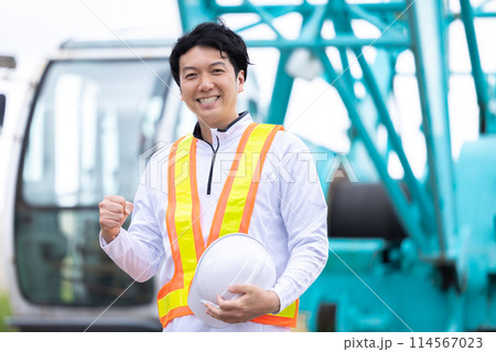 工事現場で働く作業員 工事現場で働く作業員 114567023