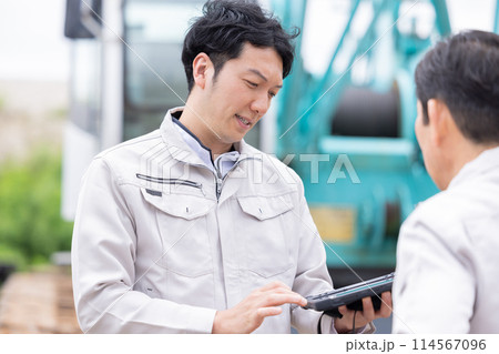 工事現場で働く作業員 工事現場で働く作業員 114567096