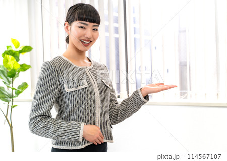 お客を案内する女性秘書 114567107