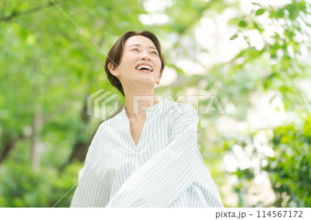 新緑の中でリラックスする女性 114567172