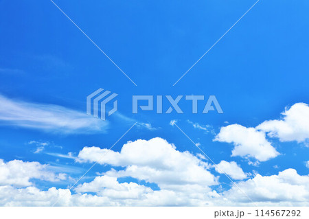 夏の青空と雲 夏の青空と雲 114567292