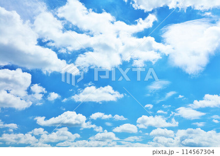 夏の青空と雲 夏の青空と雲 114567304
