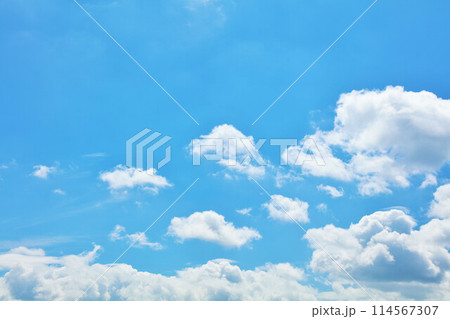 夏の青空と雲 114567307