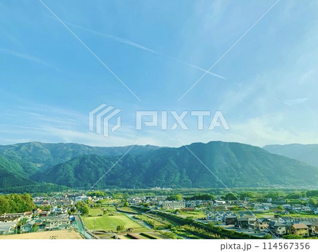 高速道路からの緑と山 高速道路からの緑と山 114567356