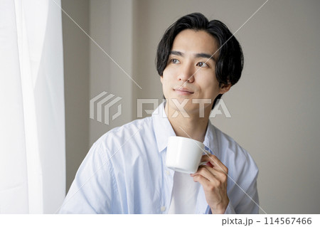 窓際でコーヒーを飲む男性 窓際でコーヒーを飲む男性 114567466