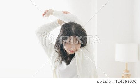 目覚めて伸びをする女性 目覚めて伸びをする女性 114568630